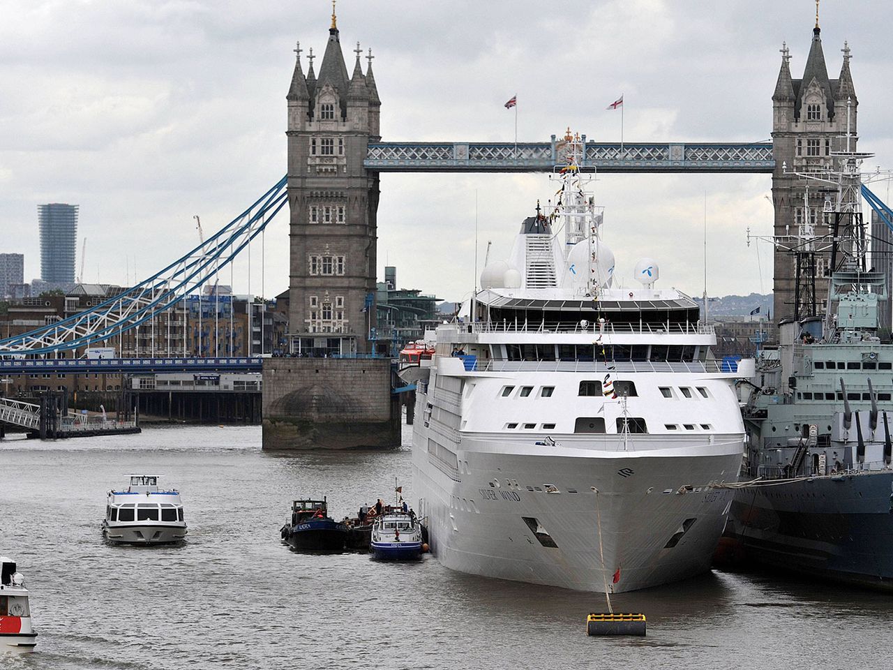 Kreuzfahrtschiff schlängelt sich unter der Tower Bridge in London hindurch