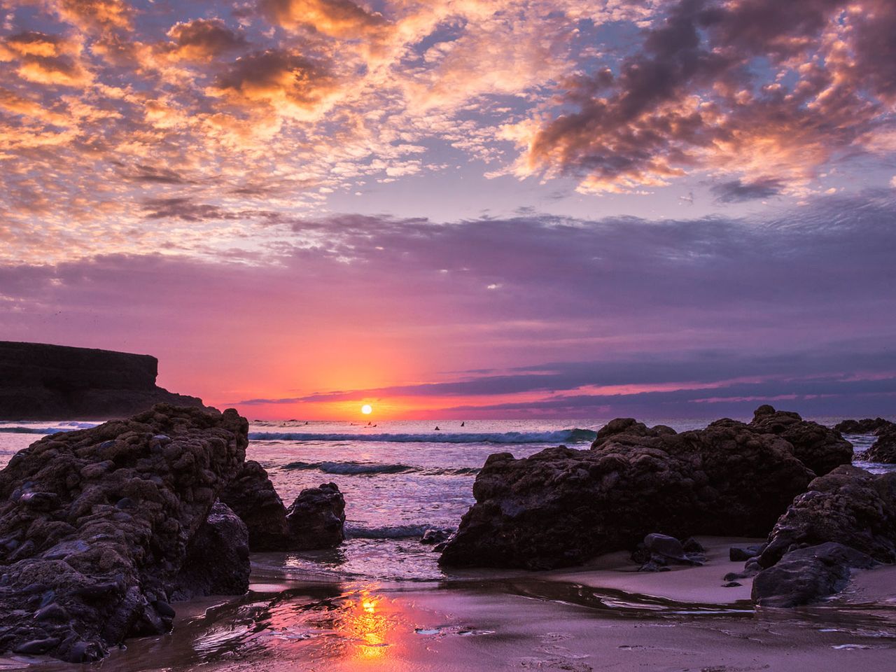 Sonnenuntergang und Felsen am Strand, Playa de Esquinzo