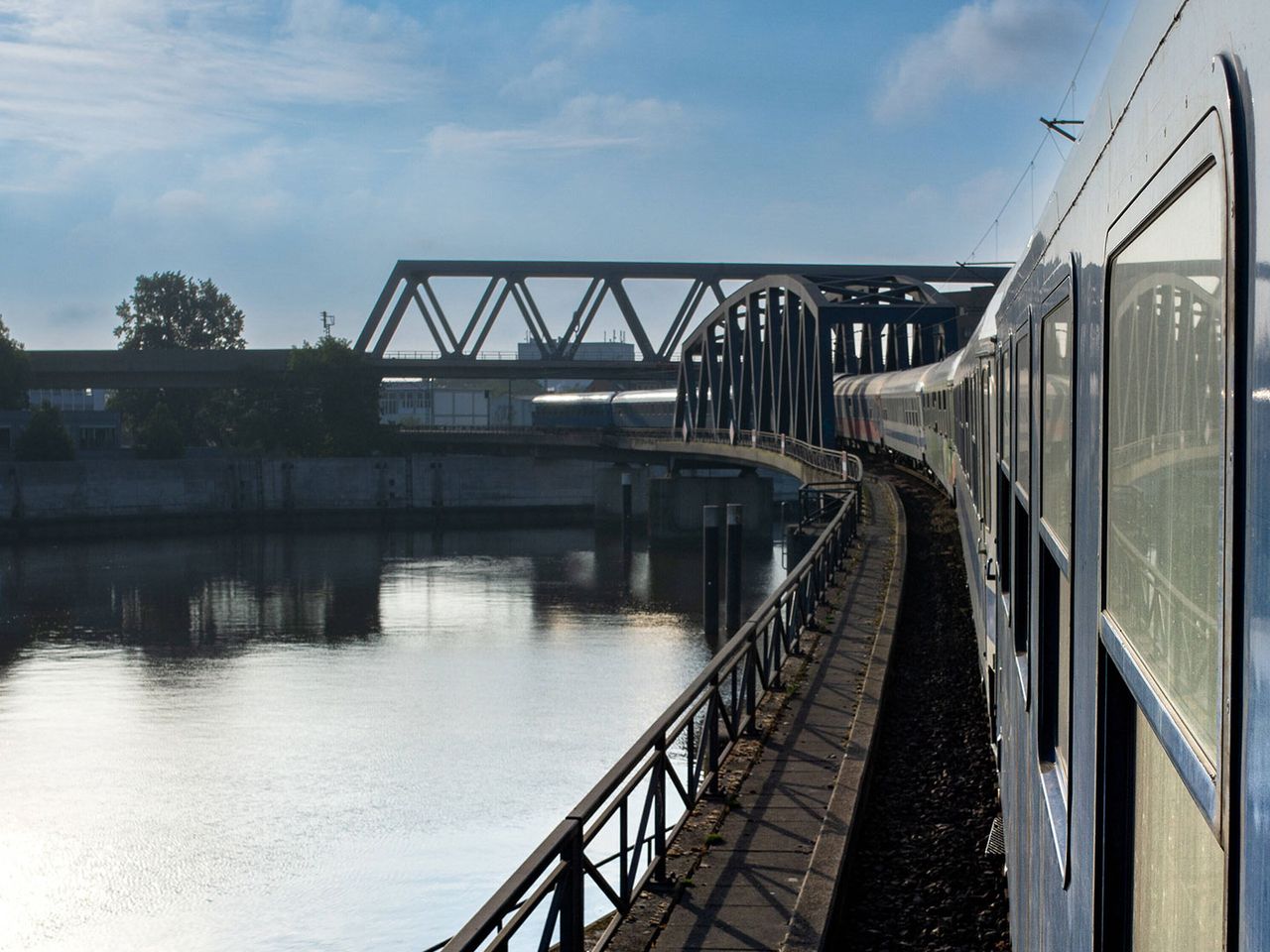 Linke Seite eines Nachtzugs, im Morgengrauen auf den Gleisen Hamburgs