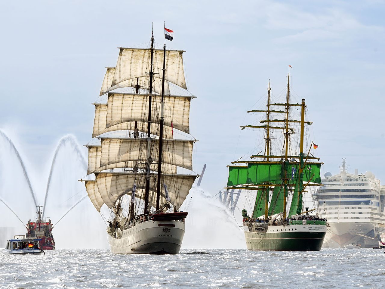 Schiffe laufen beim Hamburger Hafengeburtstag ein