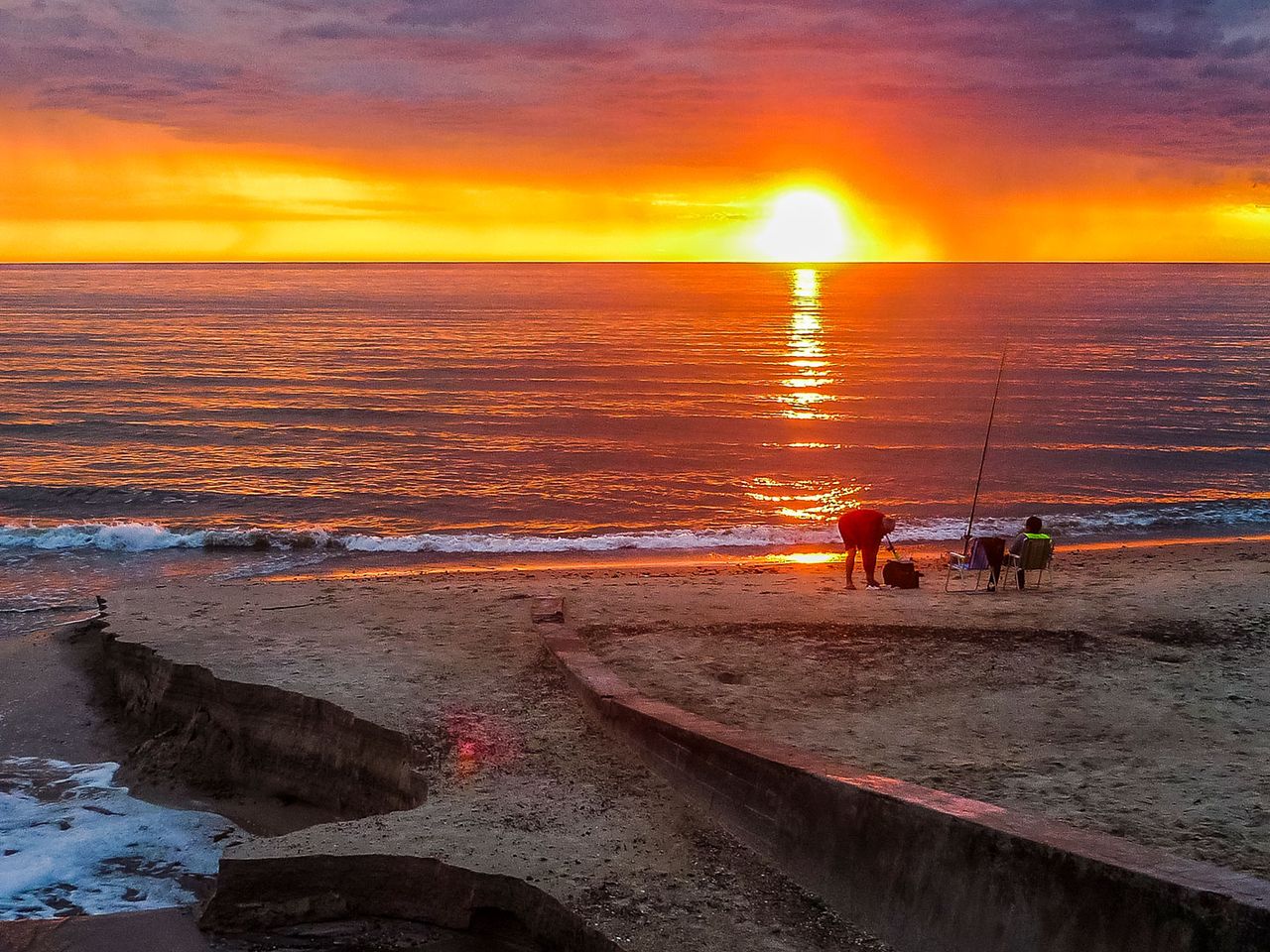 Angler:innen am Strand von Piriapolis zum Sonnenuntergang