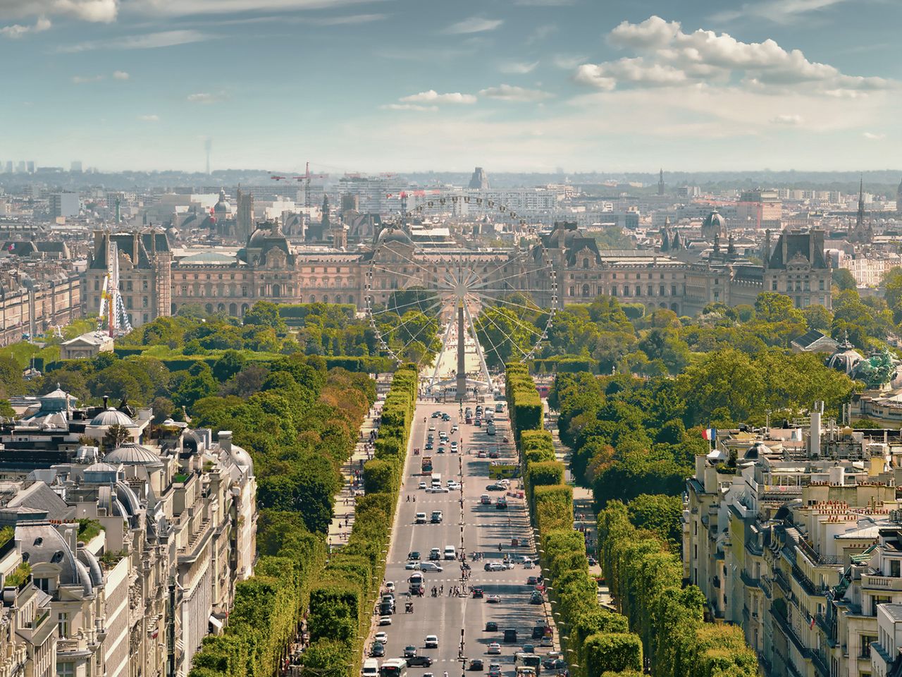 Blick von oben auf die Avenue des Champs-Élysées in Paris
