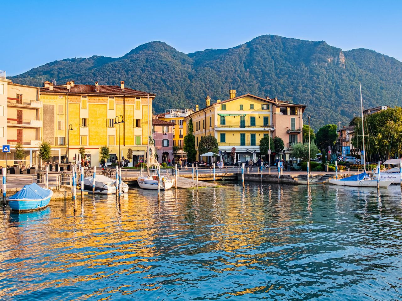 Kleine Boote dümpeln im Hafen von Iseo