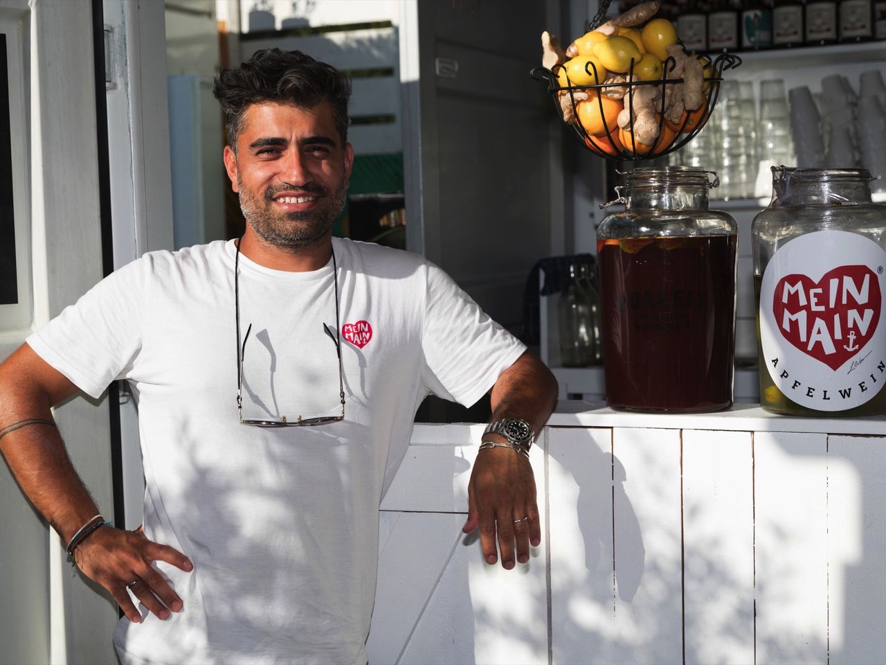 Musleh vor dem "Mein Main Laden" in Hanau