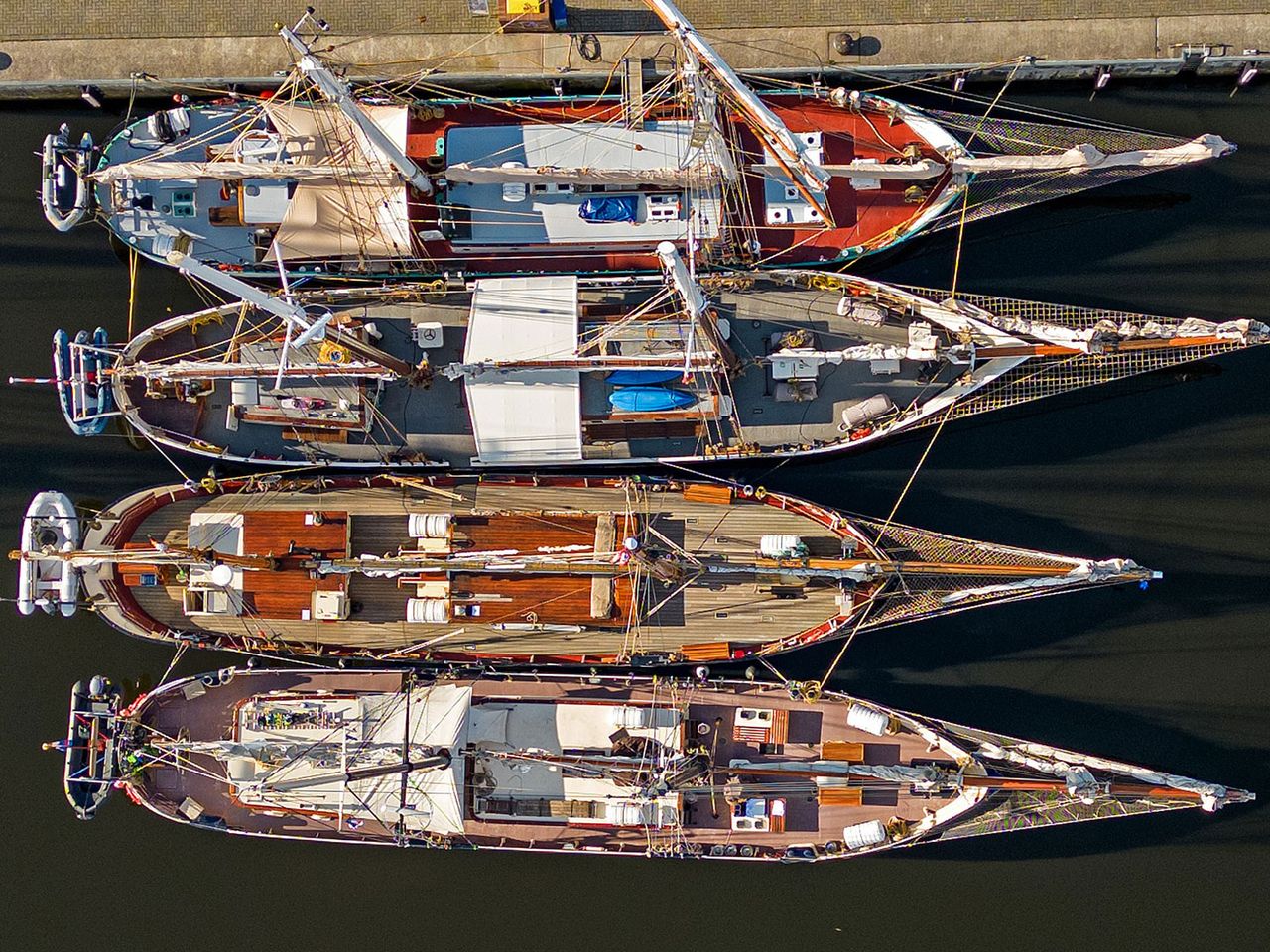 Luftaufnahme von Schiffen am Stadthafen Rostock zur Hanse Sail