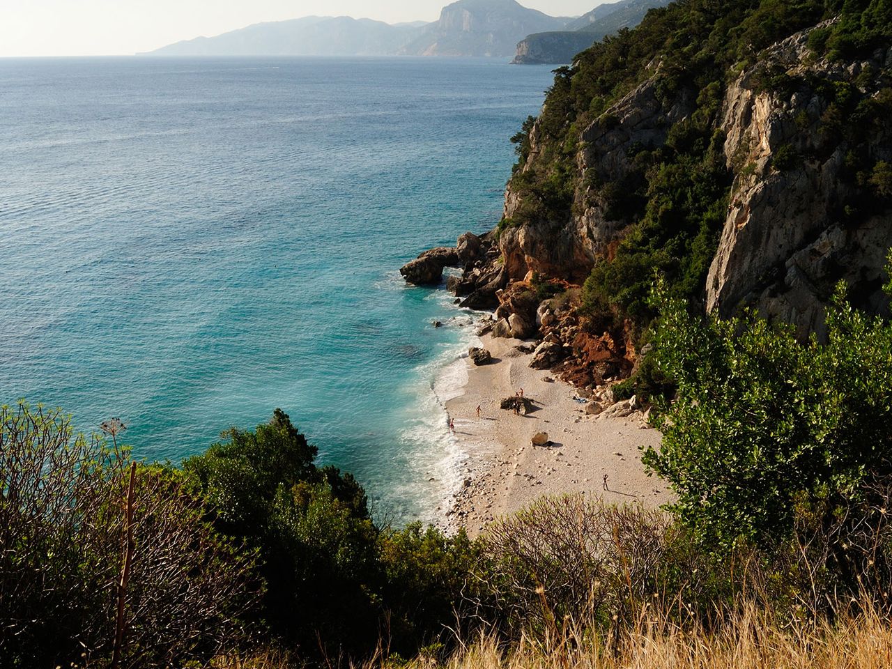 Blick von oben auf die Cala Fuili