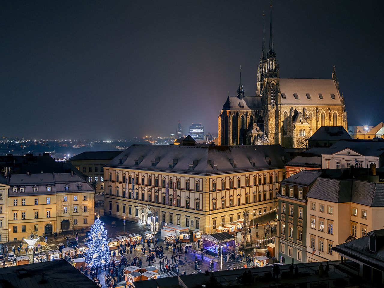 Kathedrale St. Peter und Paul in Brünn, ragt über dem Weihnachtsmarkt auf