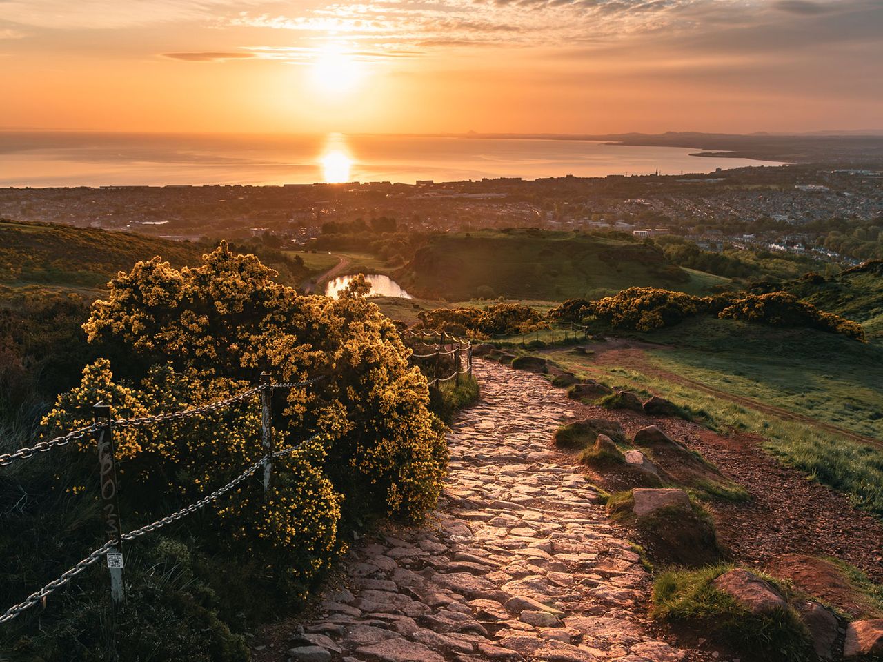 Sonnenuntergang über einem Wanderweg zum Arthur’s Seat, Edinburgh