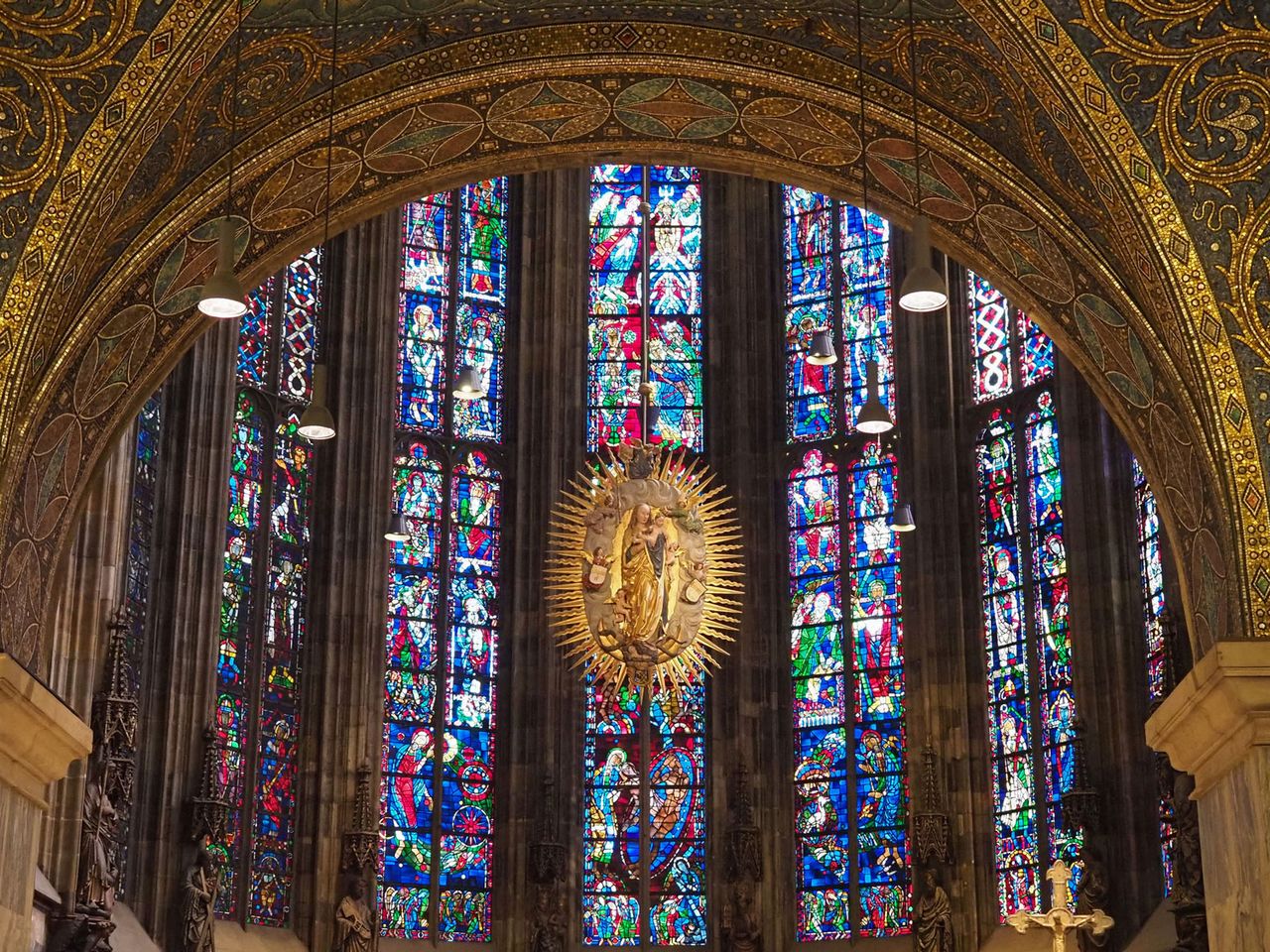 Aachener Dom von innen, Blick auf die Buntglasfenster 