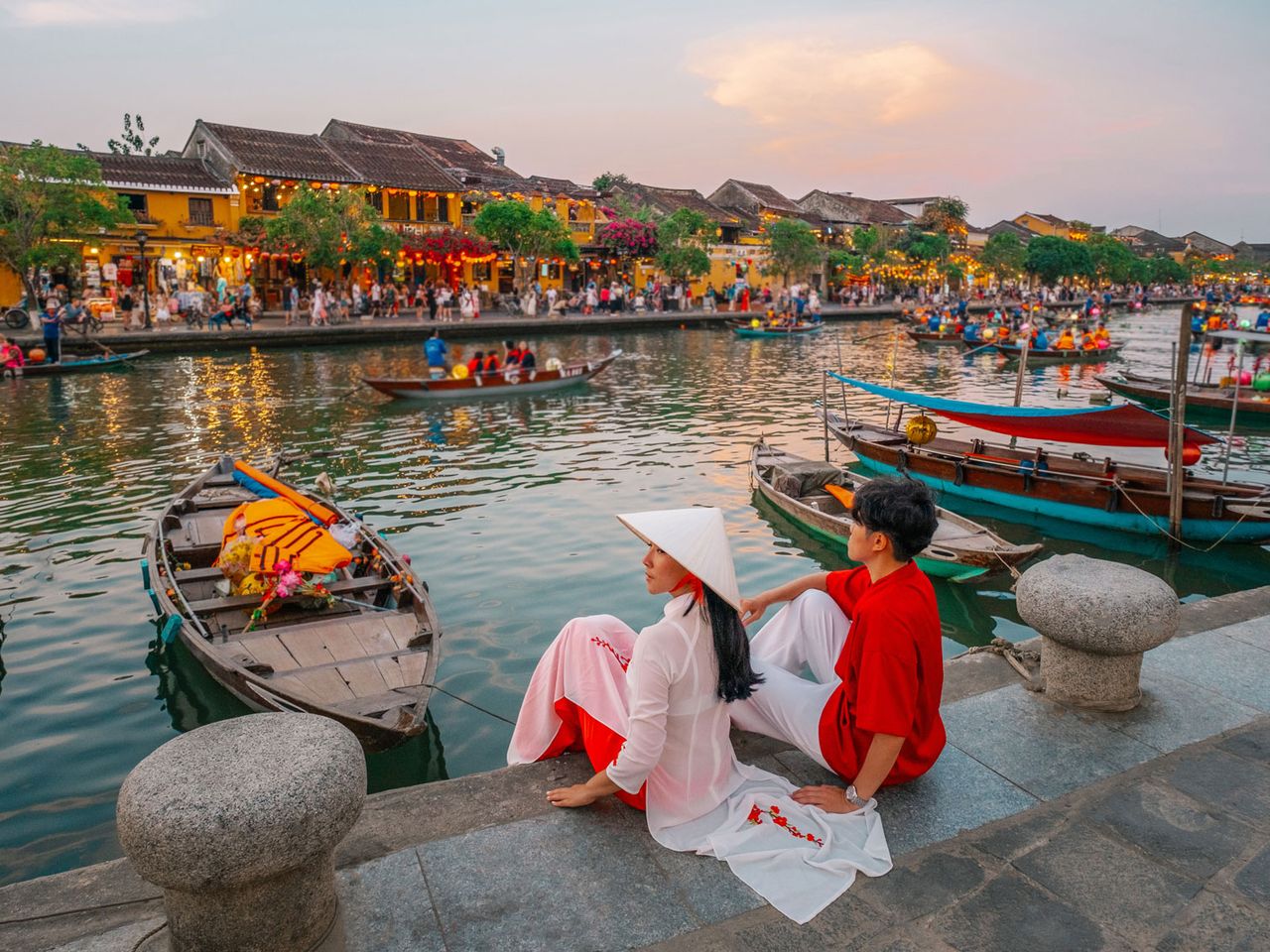 Zwei Personen sitzen am Fluss in Hội An, Vietnam