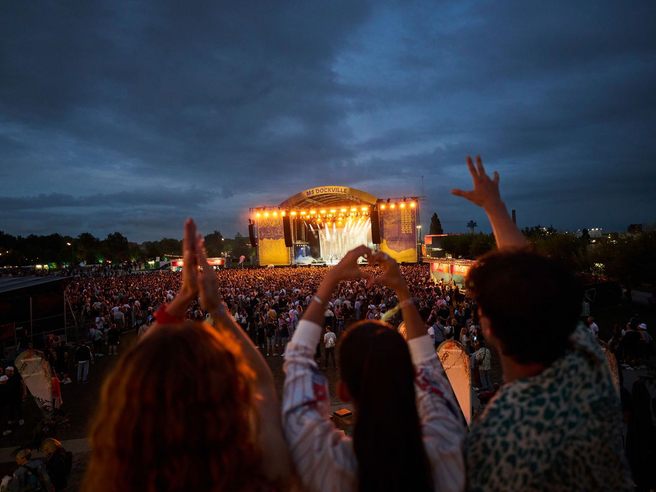 Menschen feiern beim Festival MS Dockville, Hamburg