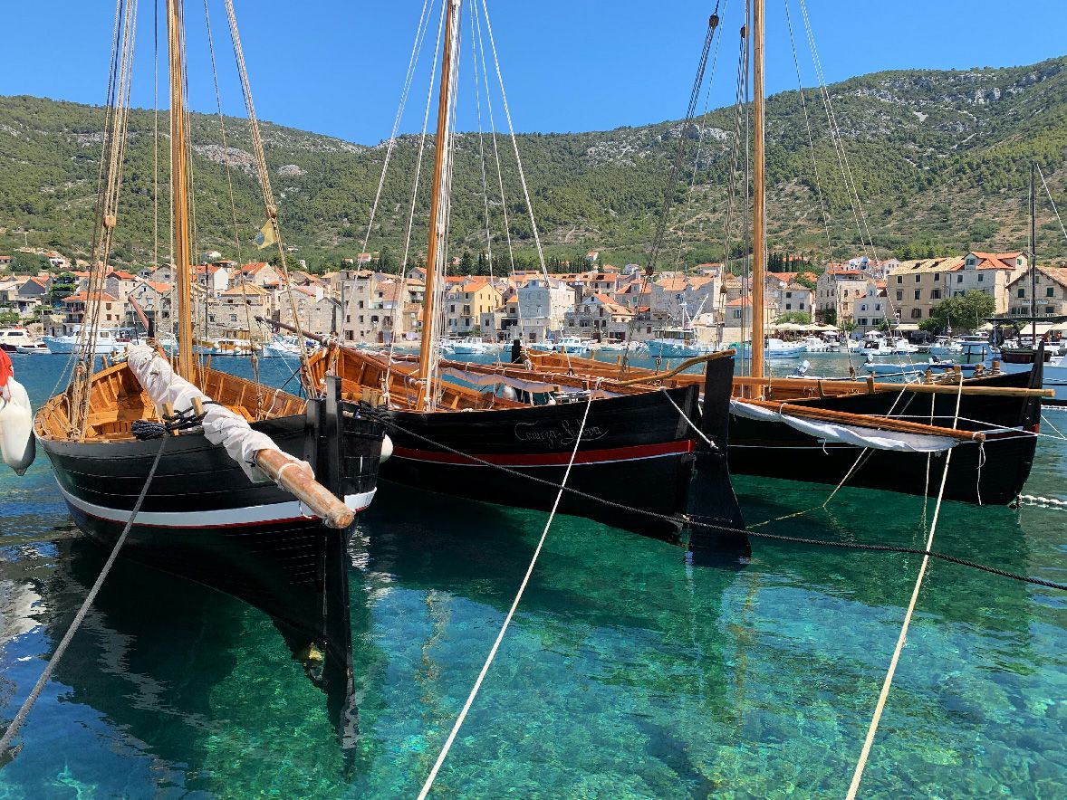 Hafen auf der Insel Vis, Kroatien