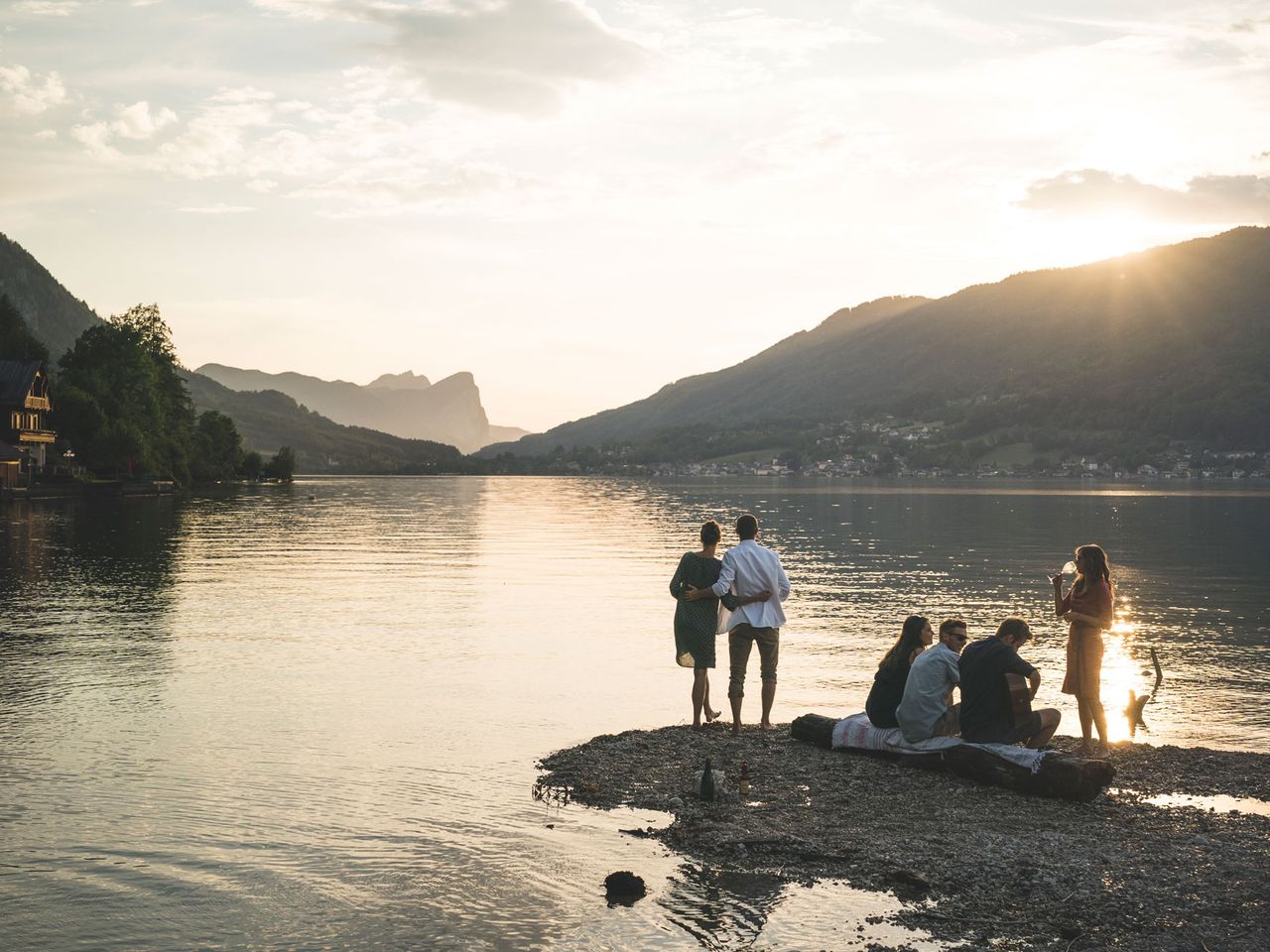 Menschen an einem Bergsee im Attergau
