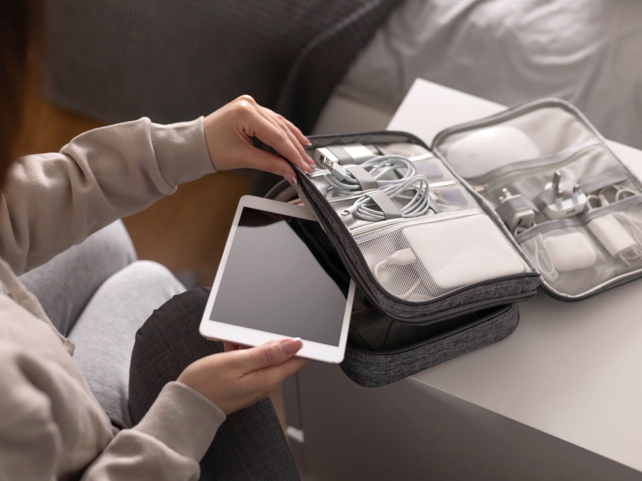 Elektronische Geräte werden im Handgepäck verstaut