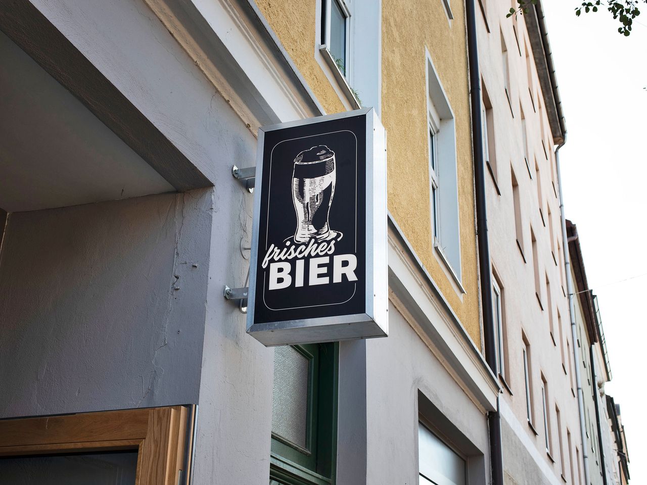 Schild an einer Bar weist auf frisches Bier hin, München