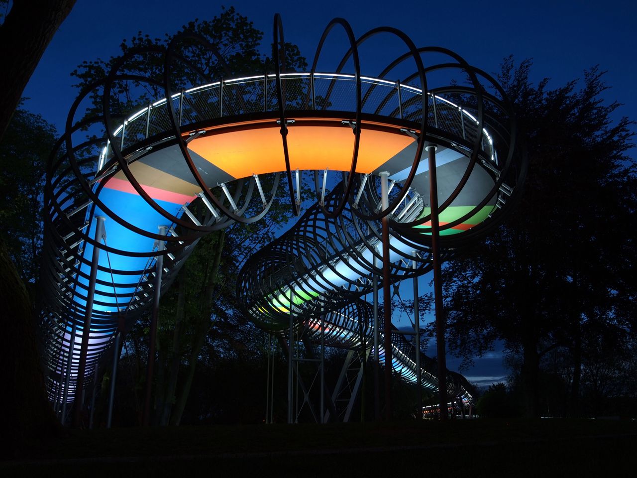 „Slinky springs to fame“, Kunstwerk und Brücke von Tobias Rehberger