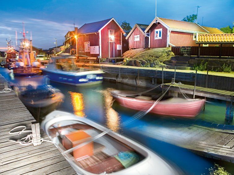Sommernacht am Hafen der Schäreninsel Öja