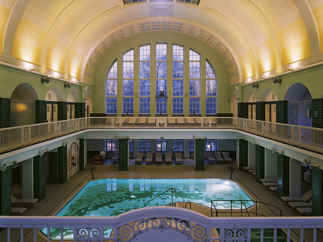 Das Innere der Holthusentherme in Hamburg