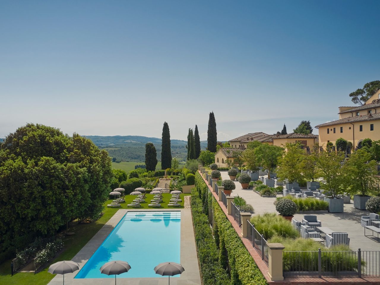 Pool und Terrasse im COMO Castello del Nero