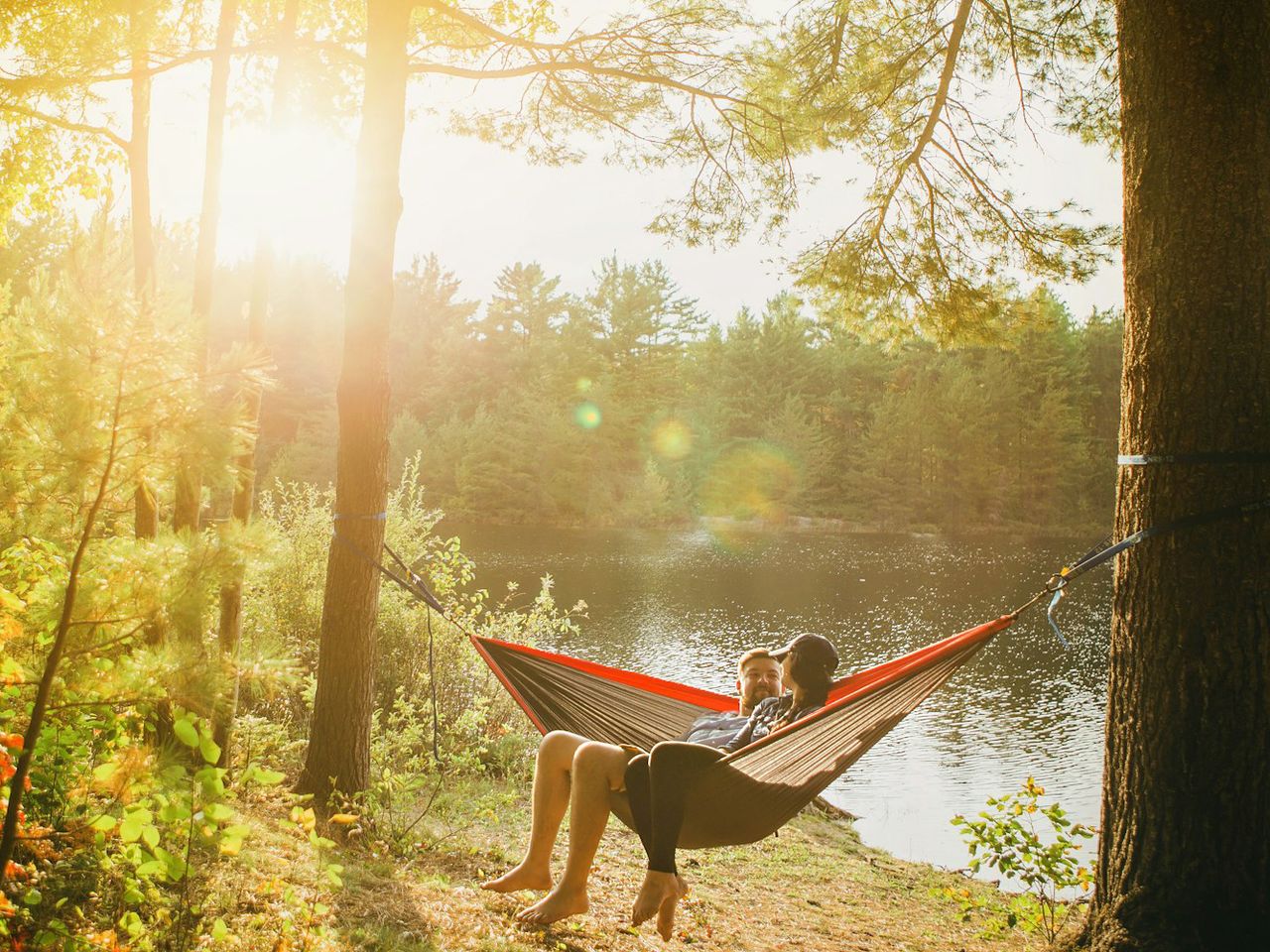 Paar entspannt im Urlaub in der Hängematte