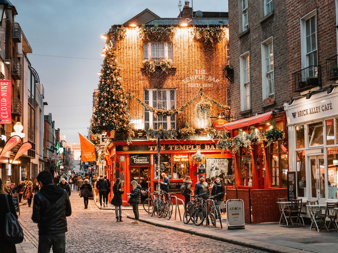Die rote Fassade des berühmten Temple Bar Pubs in Dublin