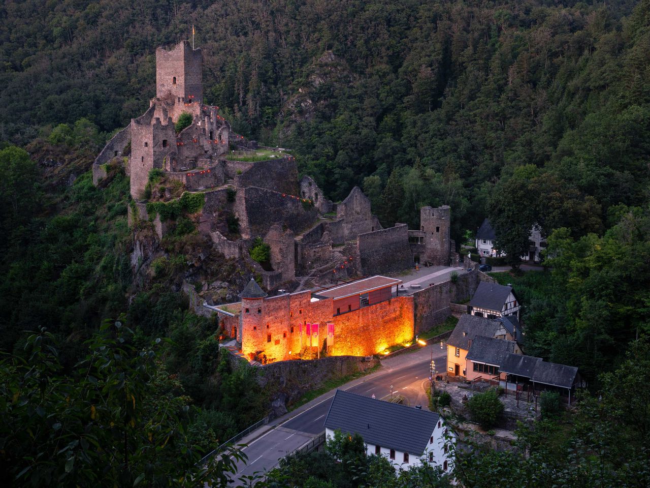 Blick auf die Burg Manderscheid, Vulkaneifel