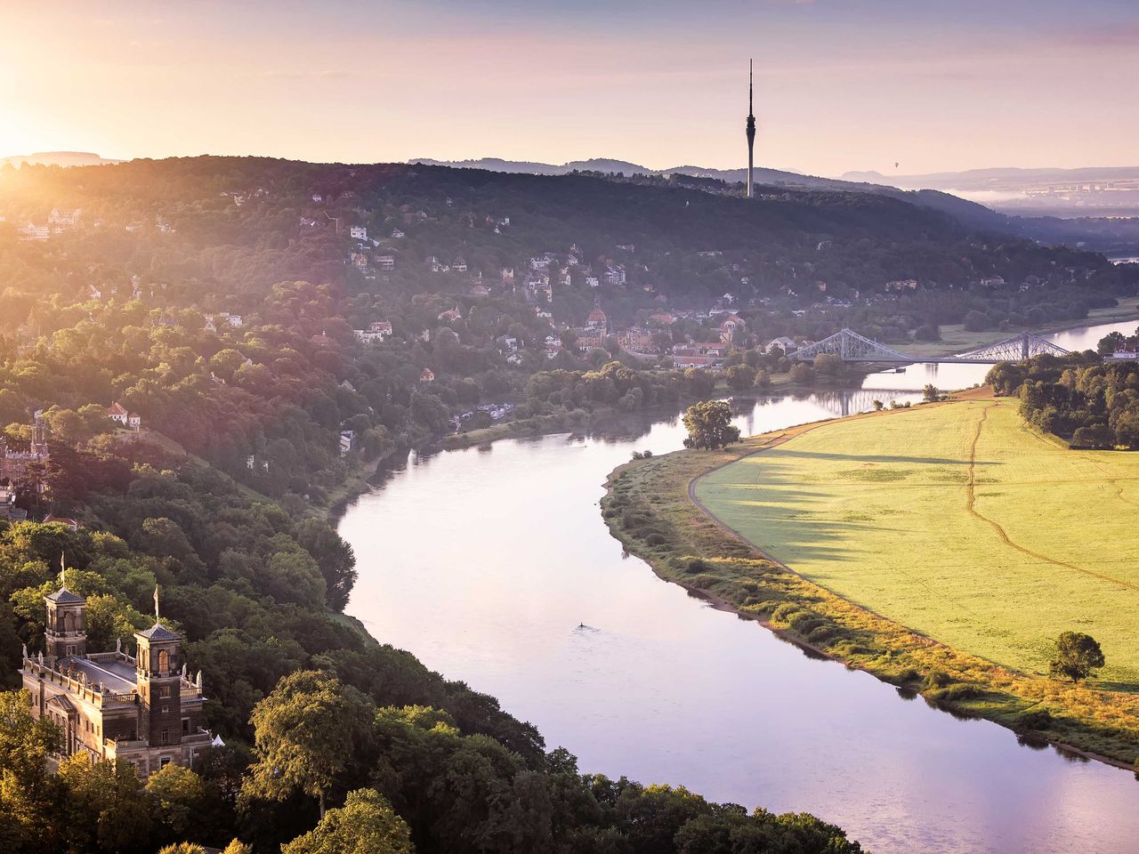 Blick über die Elbauen mit dem Schloss Albrechtsberg und der Brücke Blaues Wunder