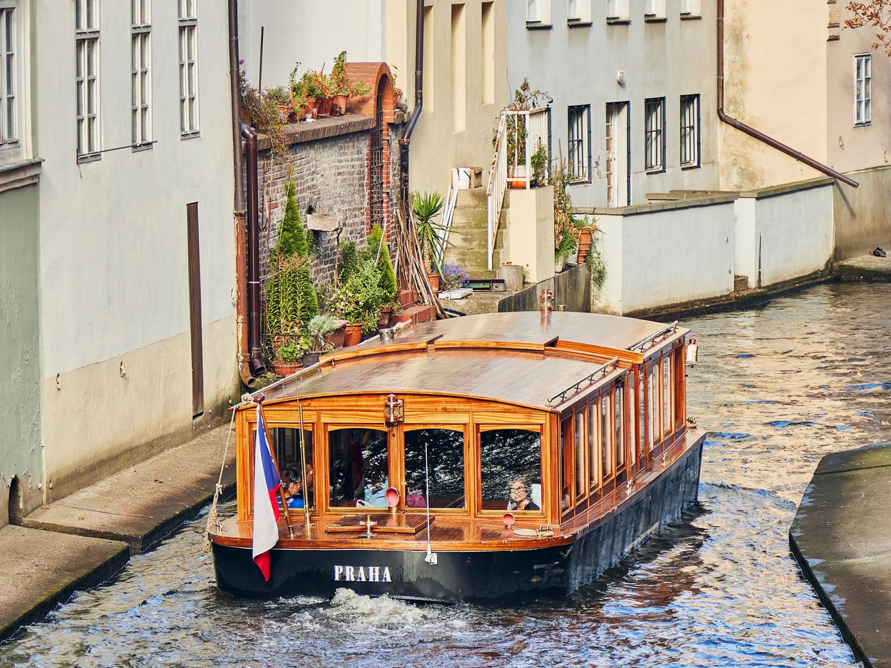 Historisches Boot fährt durch die Kanäle von Prag, Tschechien