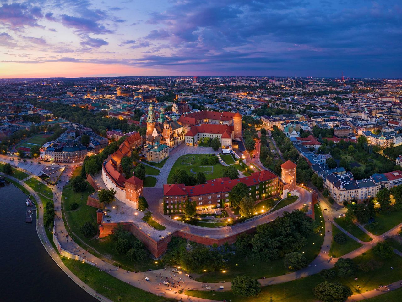 Wawel-H&uuml;gel und -Schloss am Abend, Luftaufnahme (Krakau)