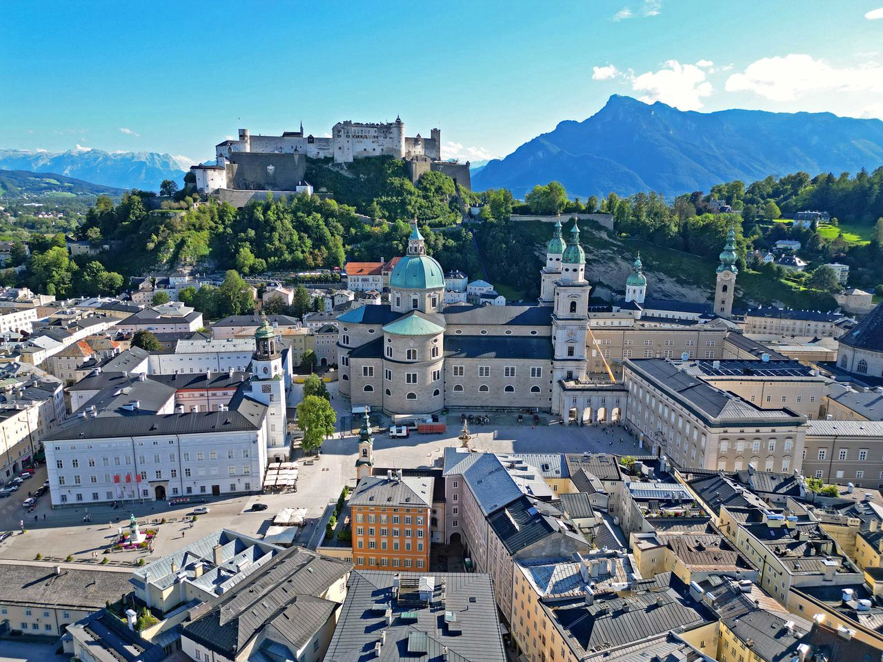Altstadt von Salzburg, dar&uuml;ber thront die Festung Hohensalzburg