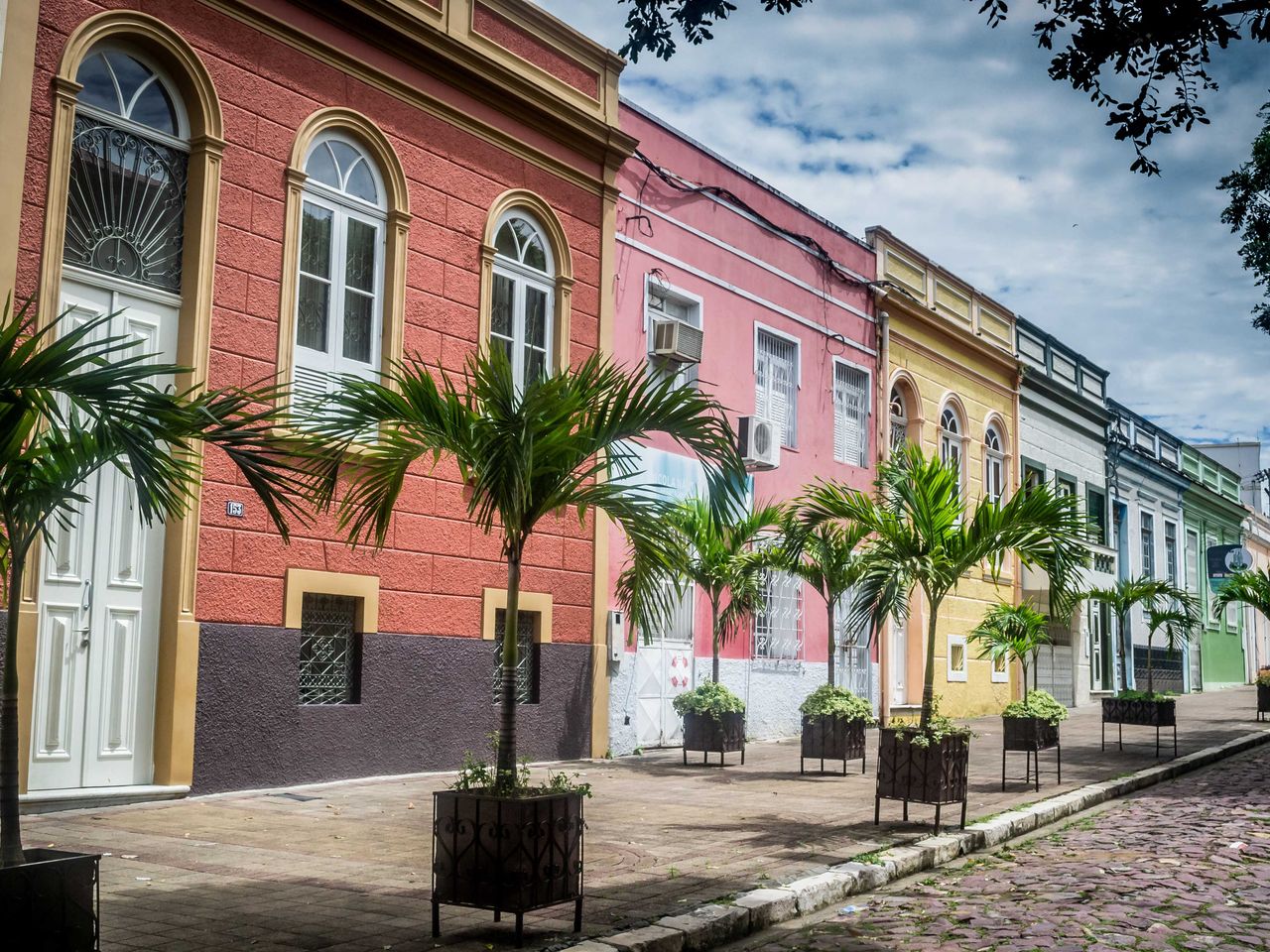 pastellfarbene Häuserreihe in Manaus, Brasilien