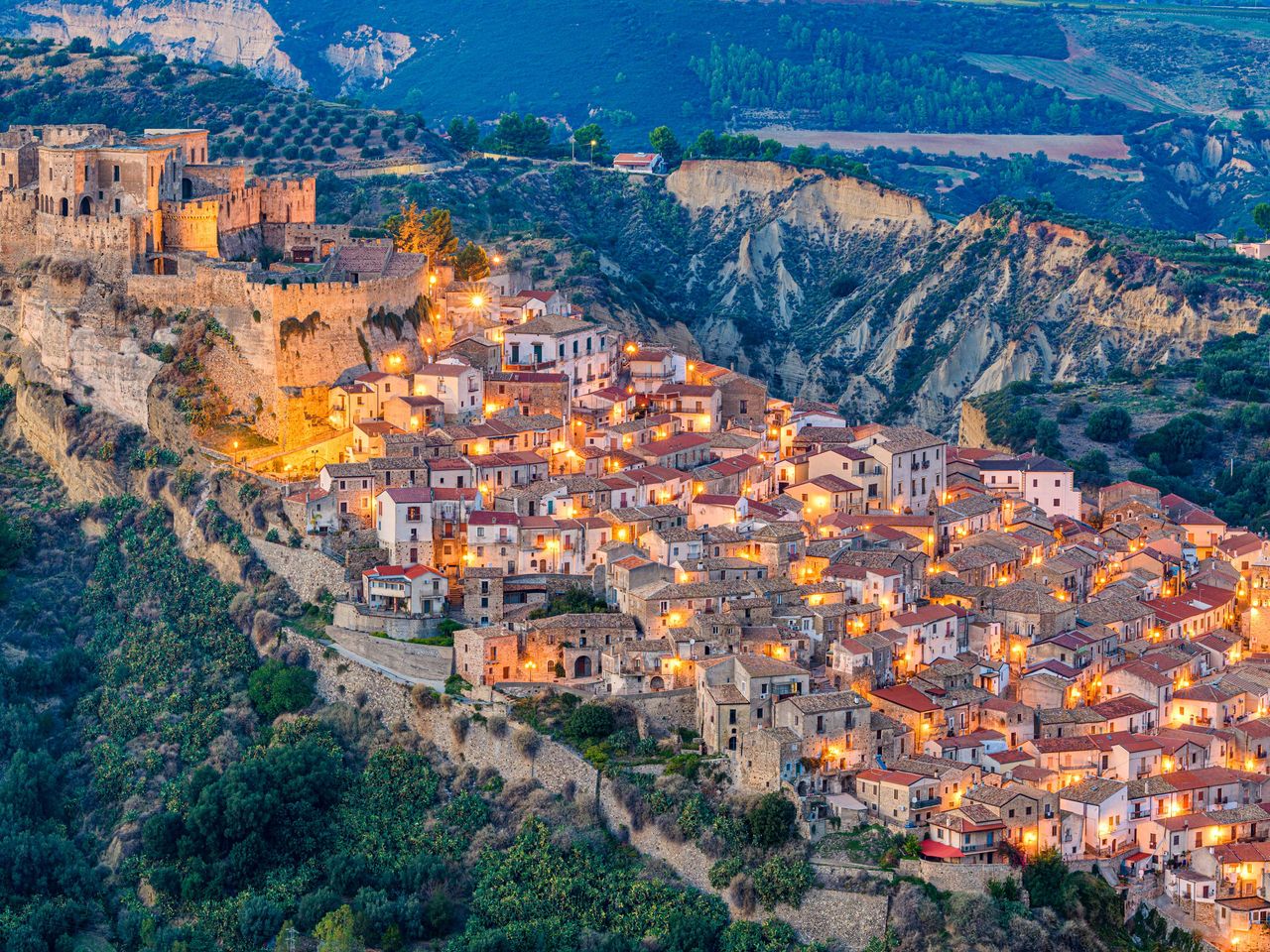 Rocca Imperiala am Abend, beleuchtet