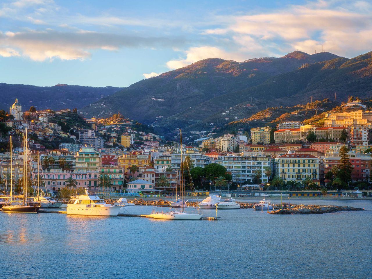 Blick von der übrig gebliebenen Stadtmauer auf den Hafen von Sanremo