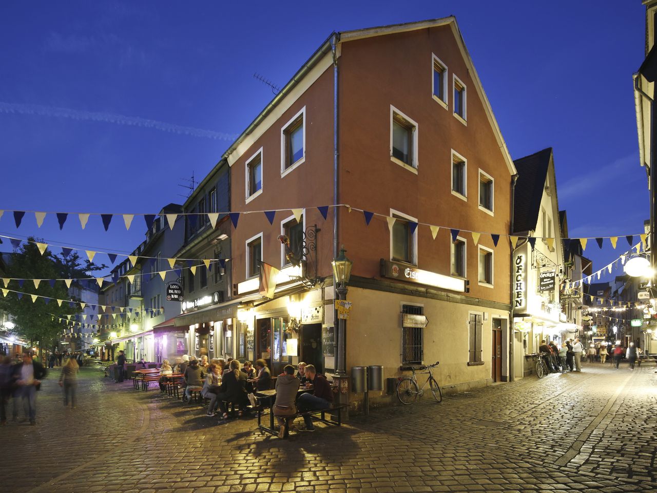 Belebte Straßen in Sachsenhausen am Abend