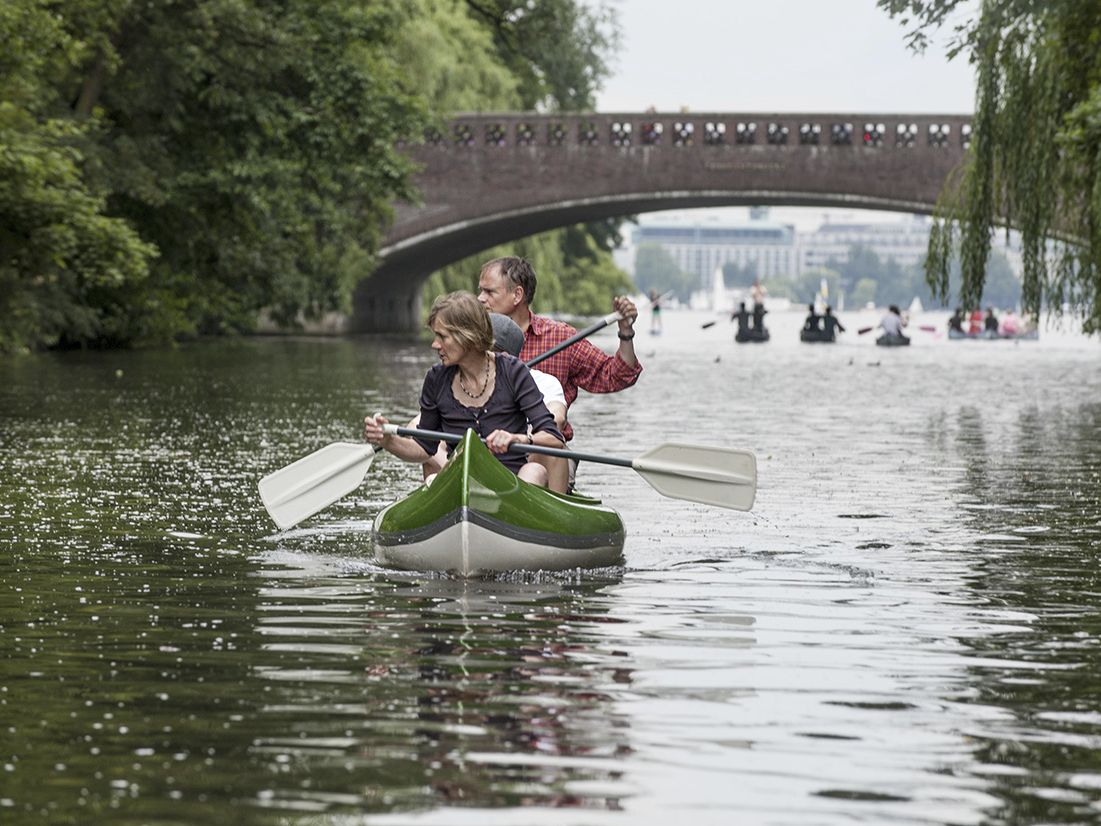 Kanufahrt auf einem Kanal in Hamburg