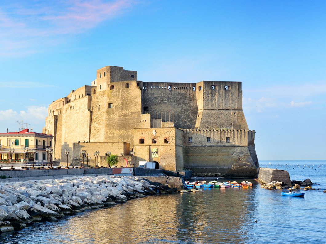 Die Festung Castel Dell'Ovo liegt direkt am Meer