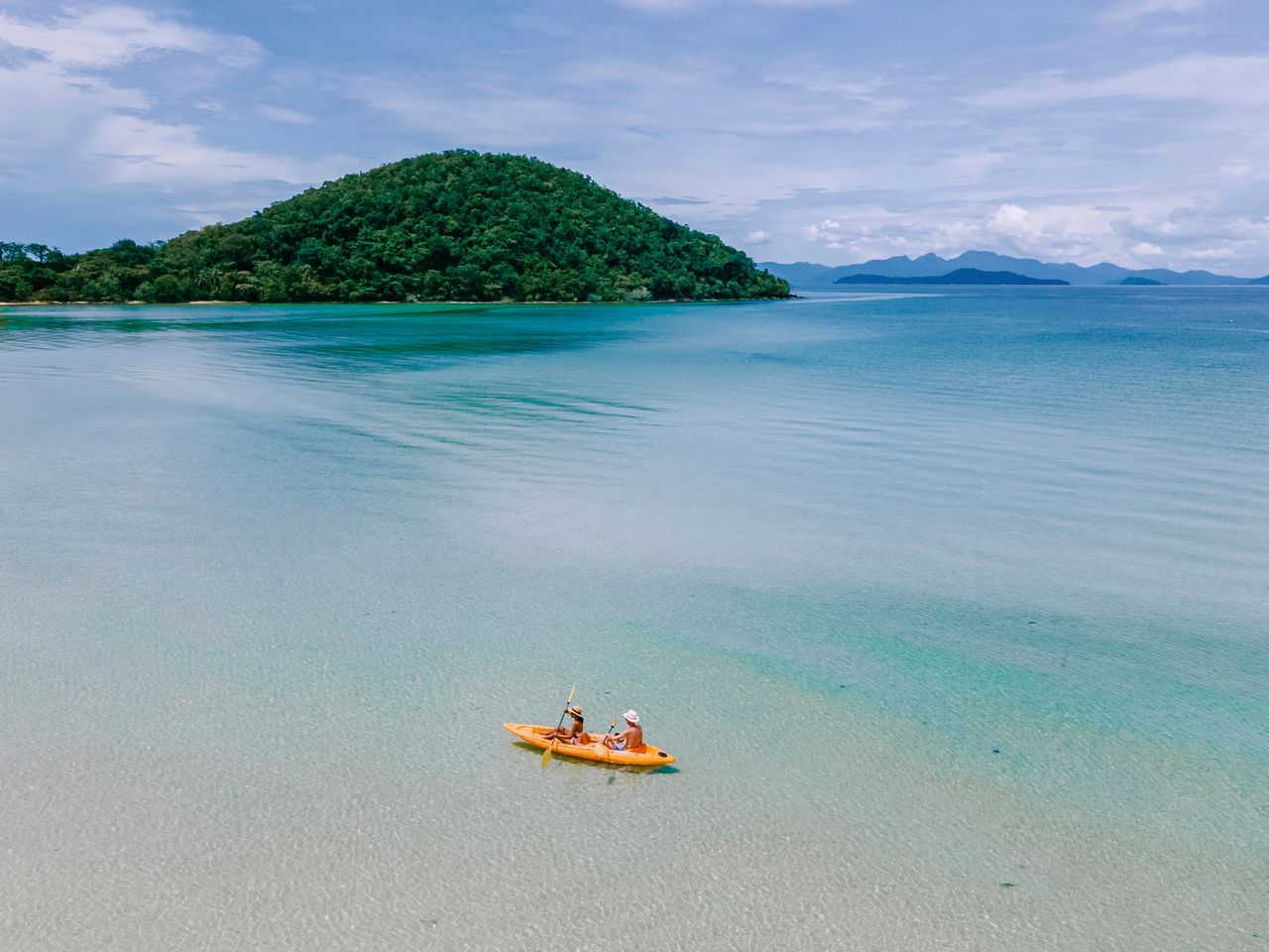 Paar f&auml;hrt Kajak auf Koh Mak (Thailand)