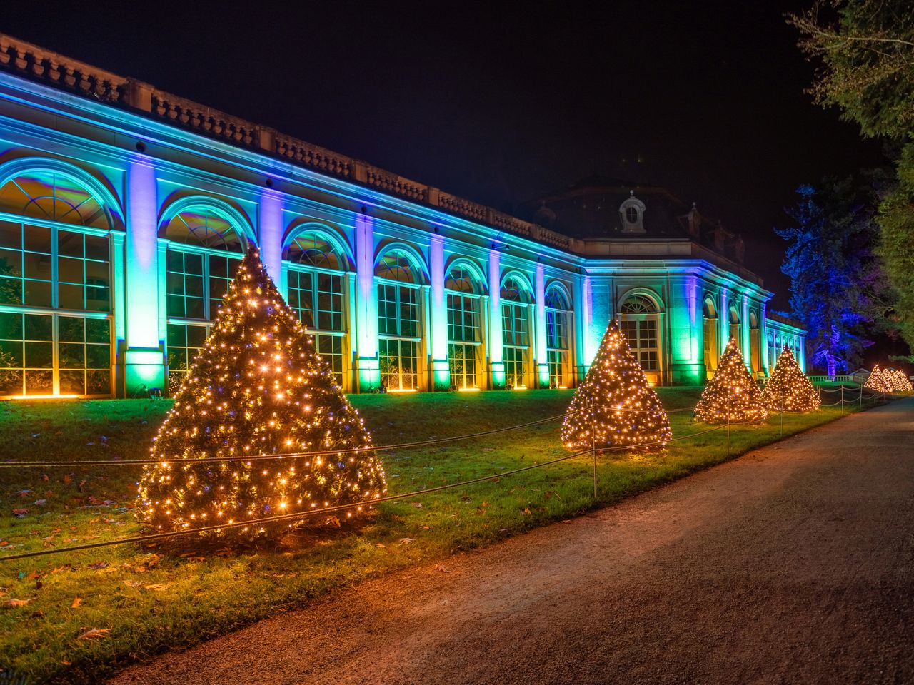 Das Schloss Pillnitz strahlt im weihnachtlichen Glanz