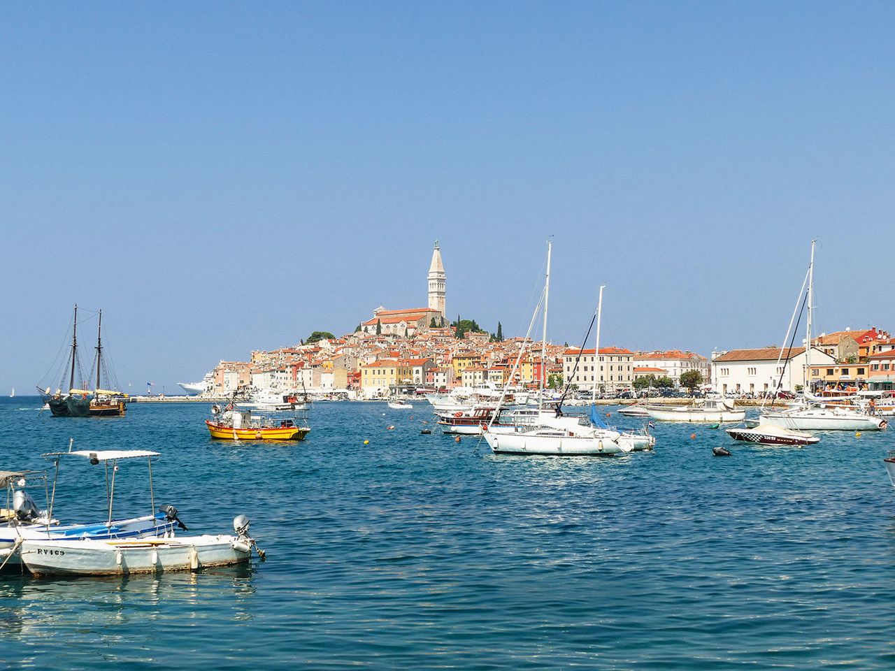 Der Hafen von Rovinj in Istrien