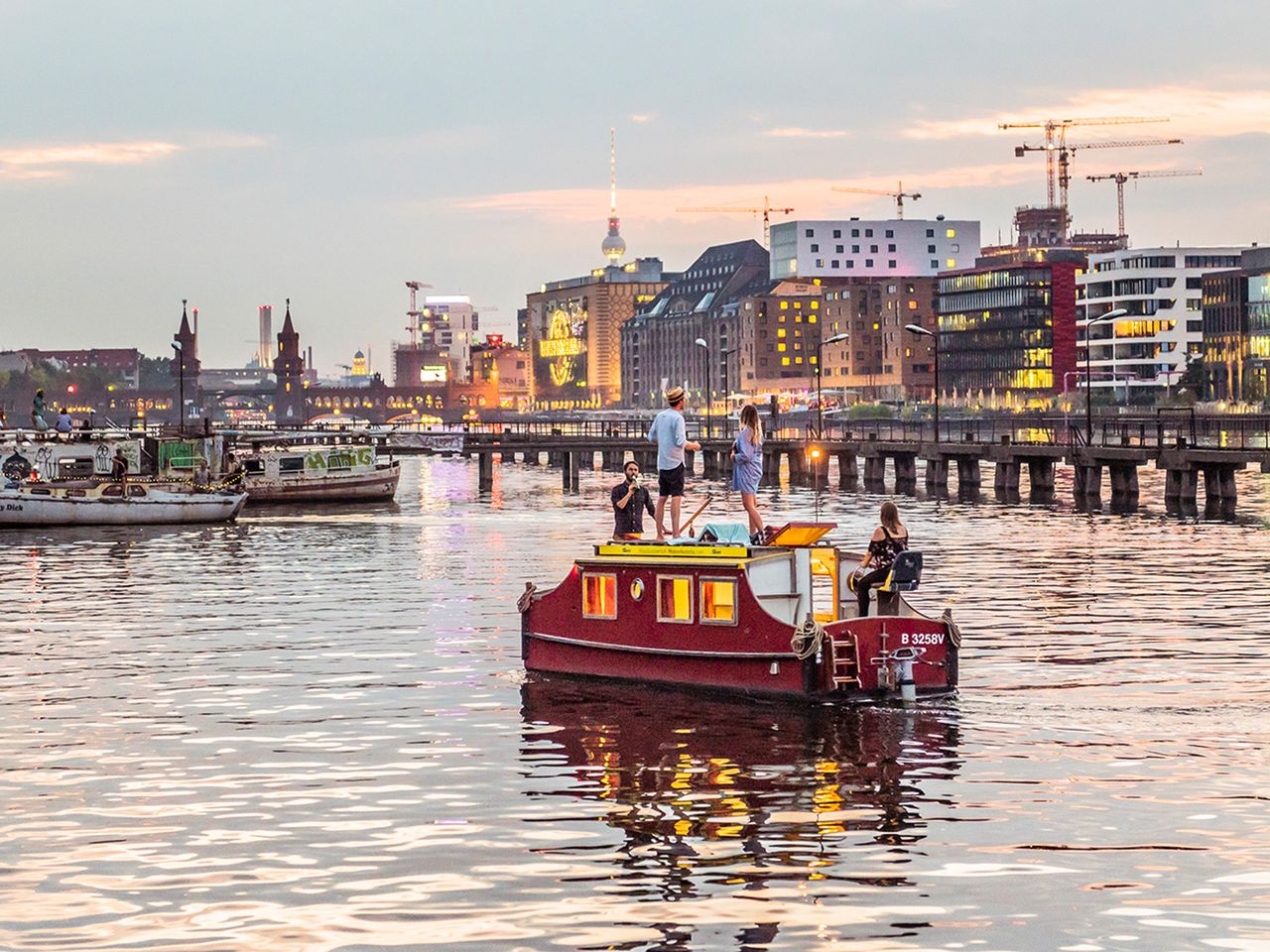 Die Spree mit Booten, Schiffen und der Skyline Berlins.