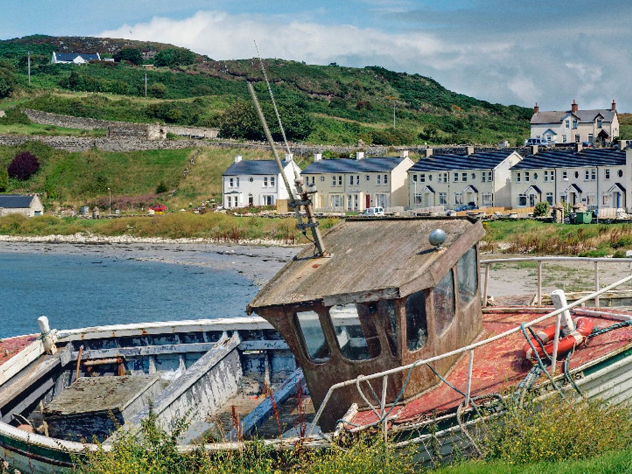 Ein altes Schiffswrack liegt an der Küste von Rathlin Island