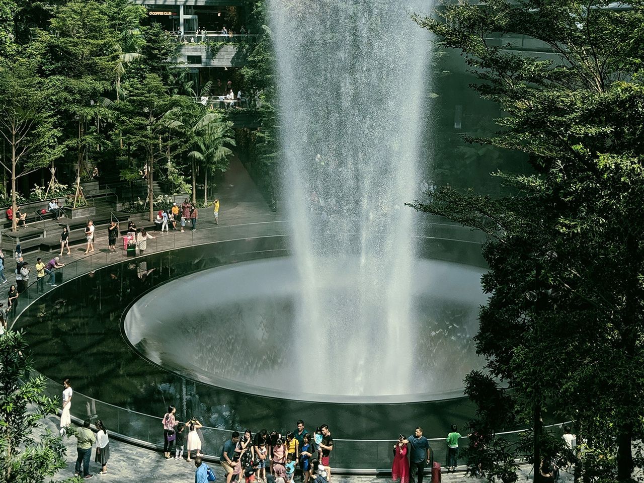 Ein meterhoher Wasserfall im Changi Airport Singapur