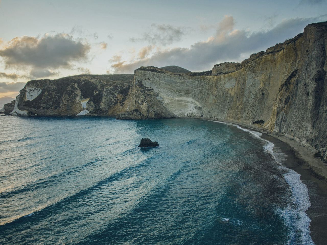 Steilwand und Strand auf Ponza, Insel Italiens
