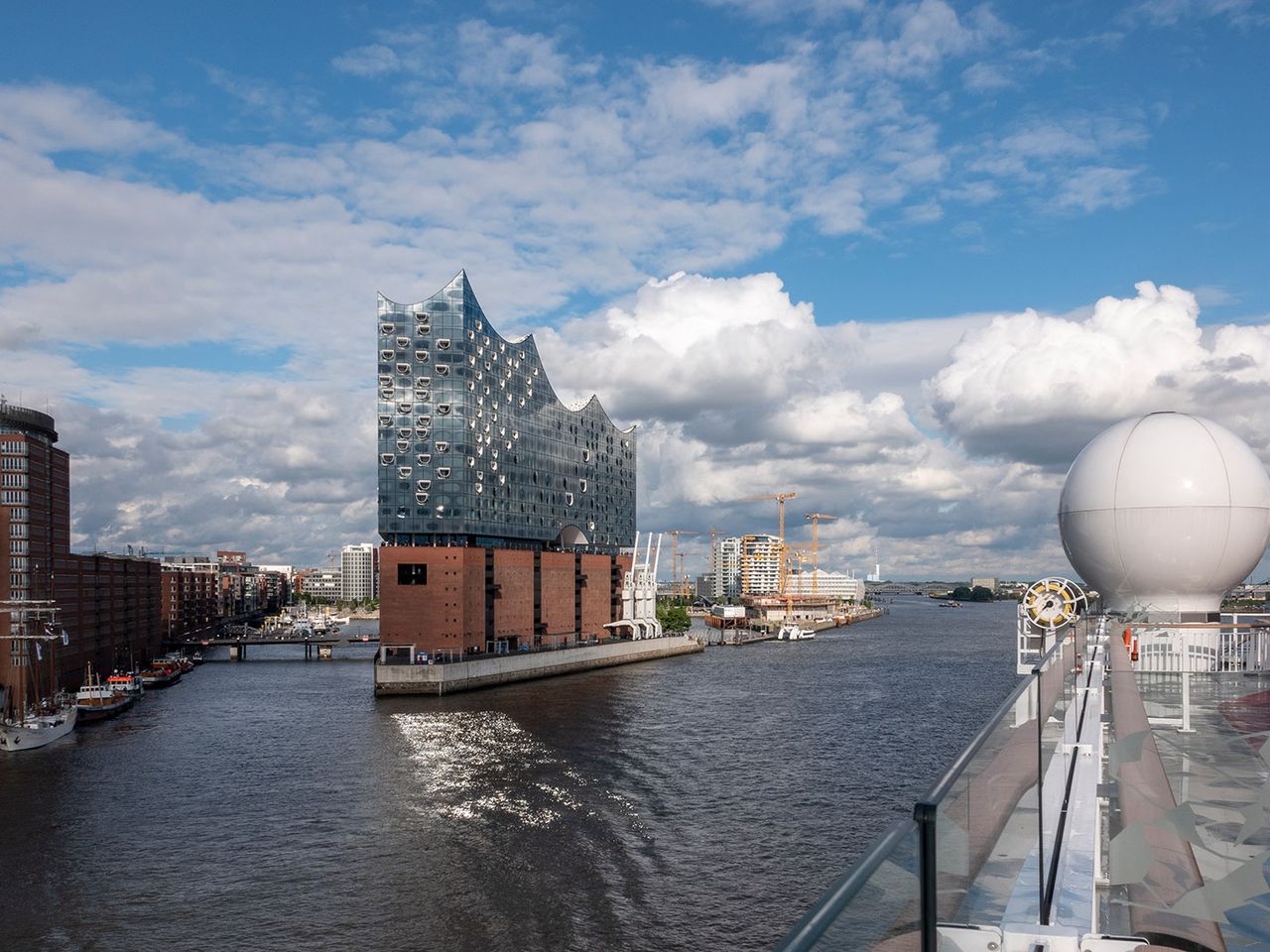 In Hamburg starten die Kreuzfahrtschiffe von Hurtigruten