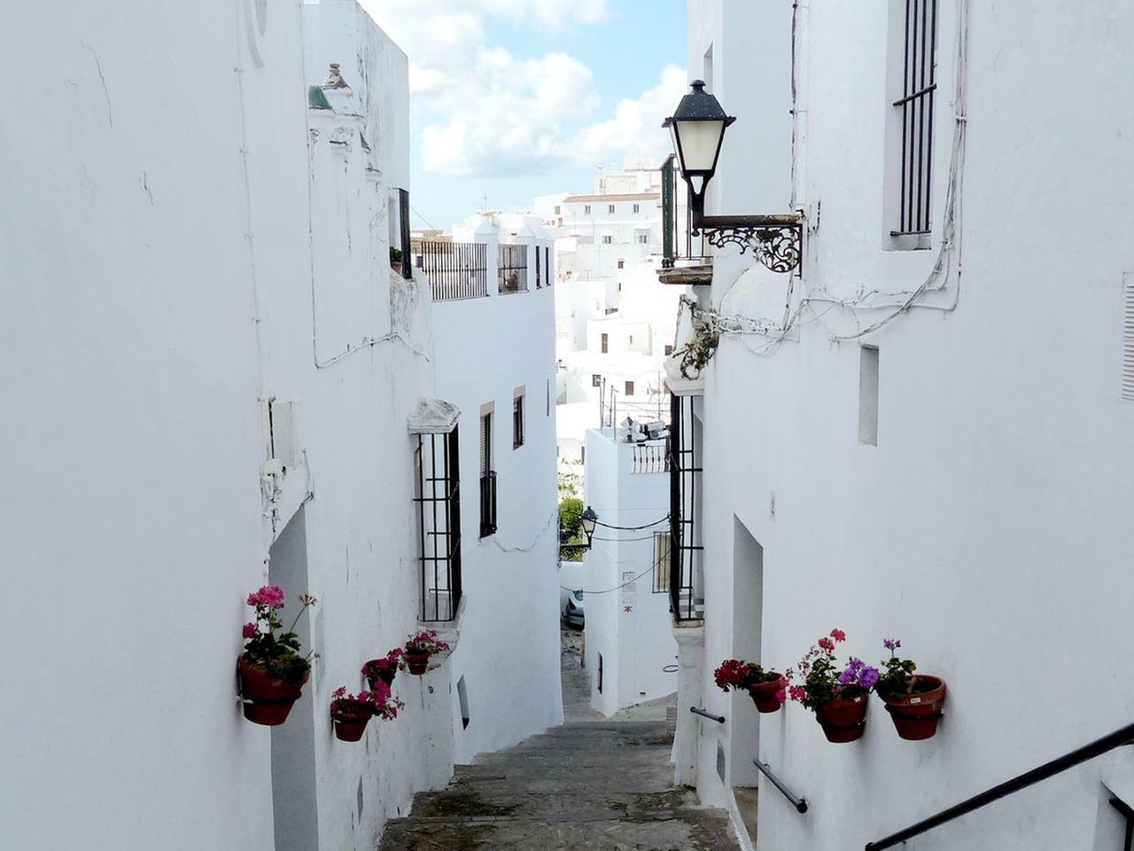 Andalusien, enge Gasse in Vejer de la Frontera
