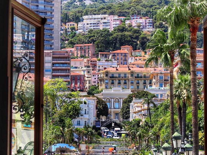 Blick durchs Fenster auf Monte Carlo