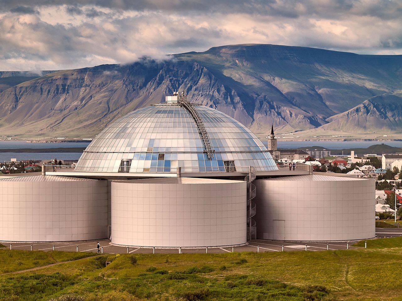Das Ausstellungsgebäude Perlan auf dem Öskjuhlíð-Hügel in Reykjavik