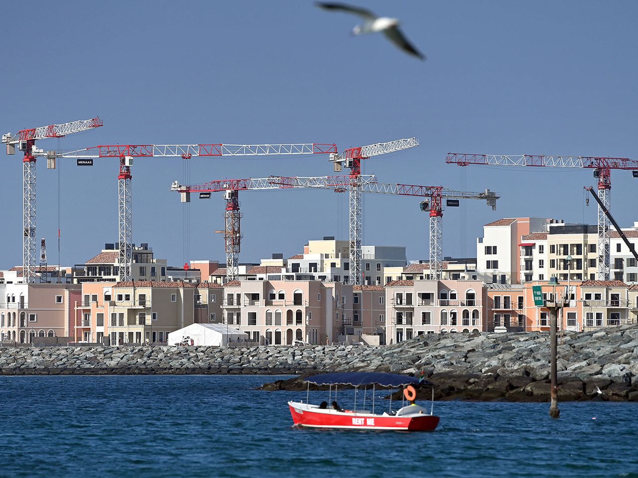 Blick auf Hotel-Baustellen in Dubai