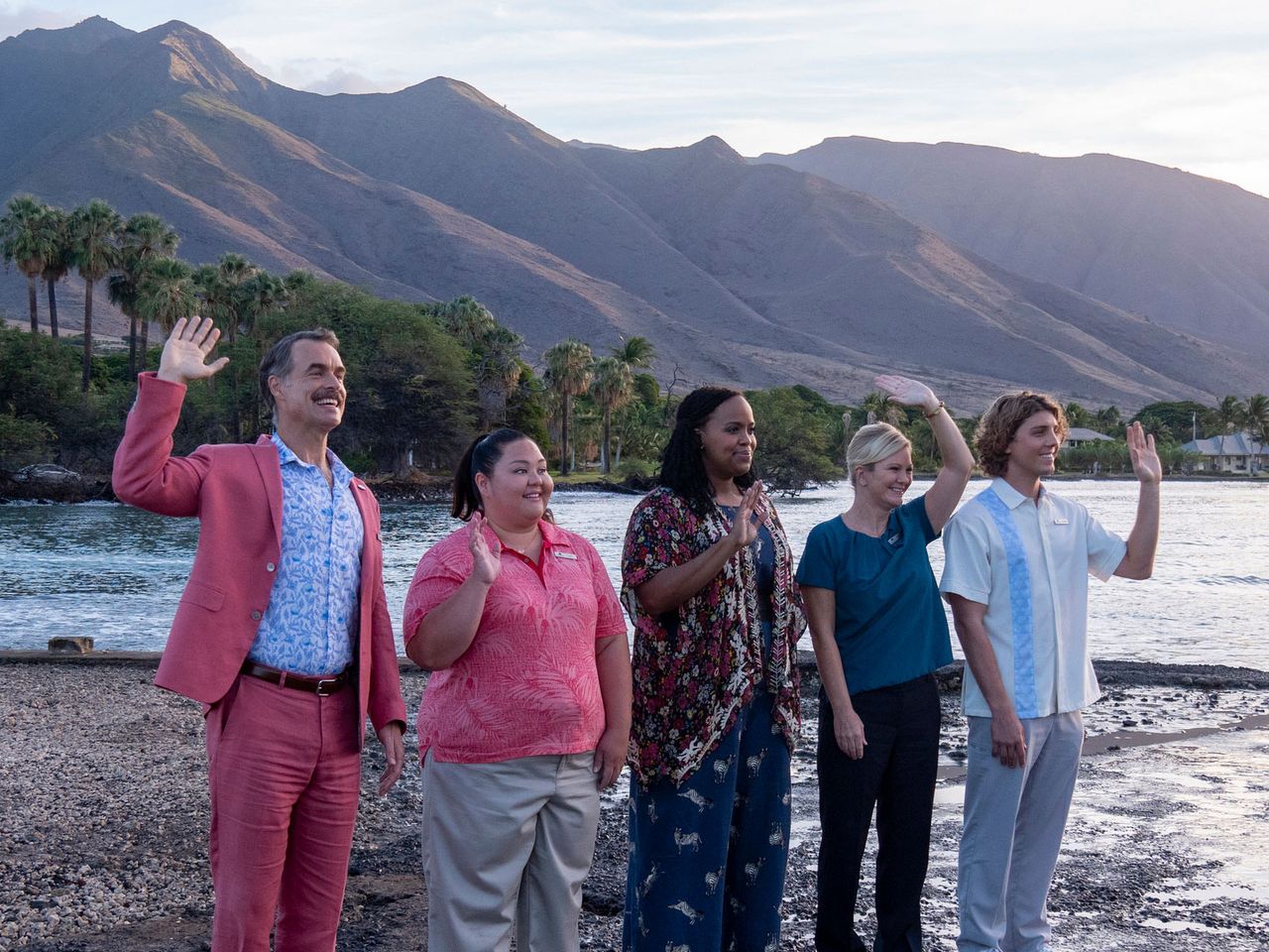 Der Cast der ersten Staffel „The White Lotus“ am Strand von Maui