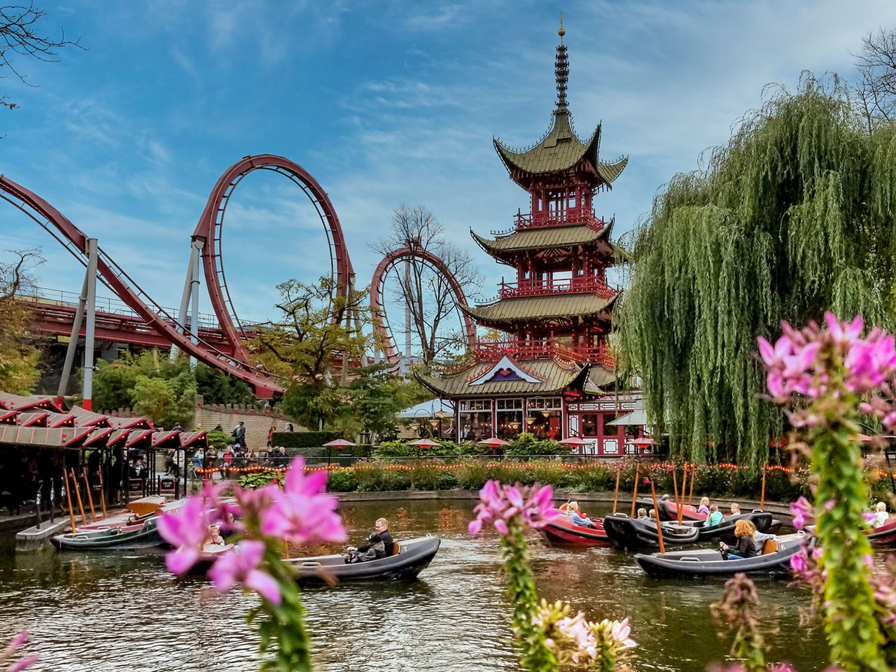 Achterbahn und künstlicher See im Tivoli in Kopenhagen